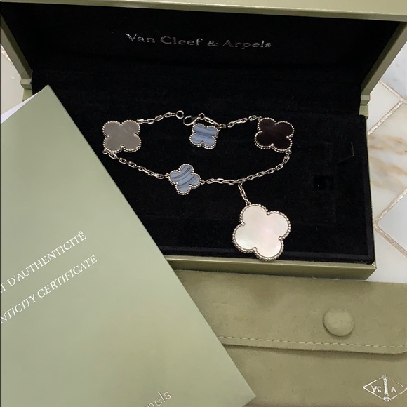 SOLD ♥️ Van Cleef & Arpels Magic Alhambra bracelet - Picture 6 of 16